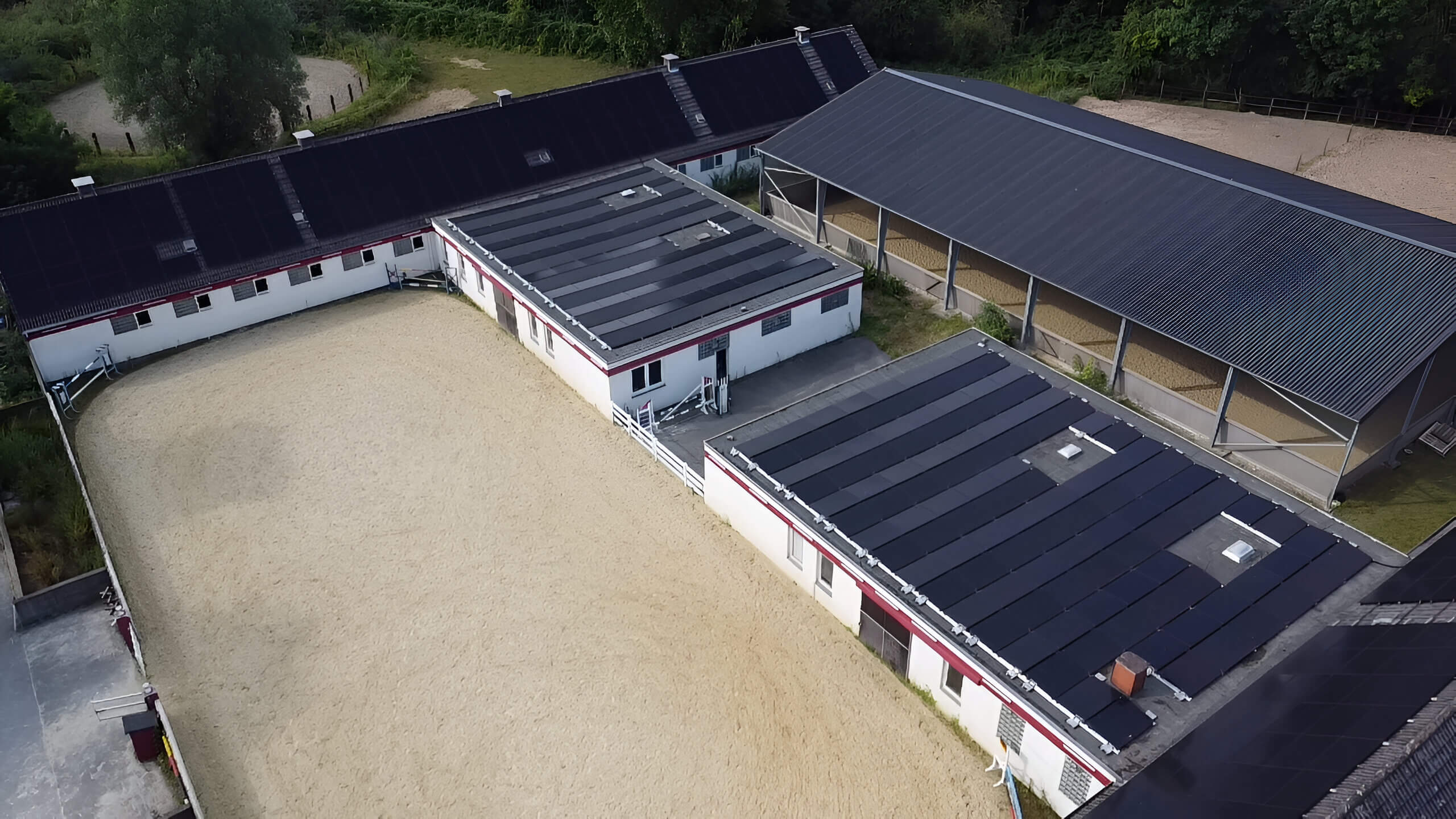 Hochwertige Solarmodule in symmetrischer Anordnung